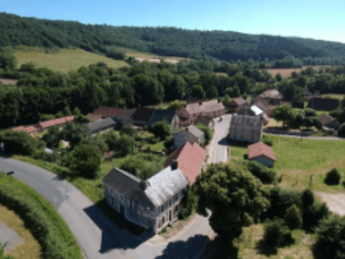 ID-auberge-chambonchard-vue-aerienne