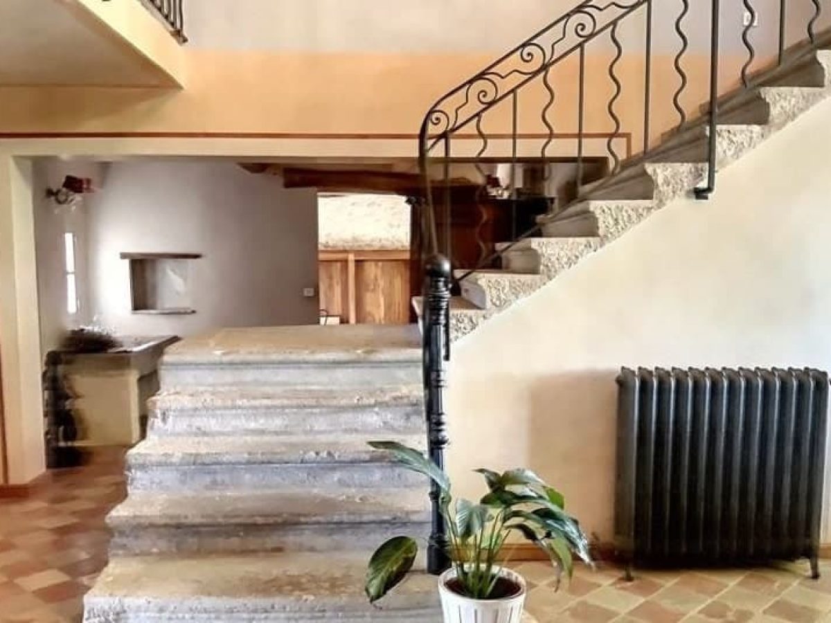 À vendre – Ferme provençale de 500 m² sur un terrain de 65 hectares à Forcalquier – Alpes-de-Haute-Provence (04)