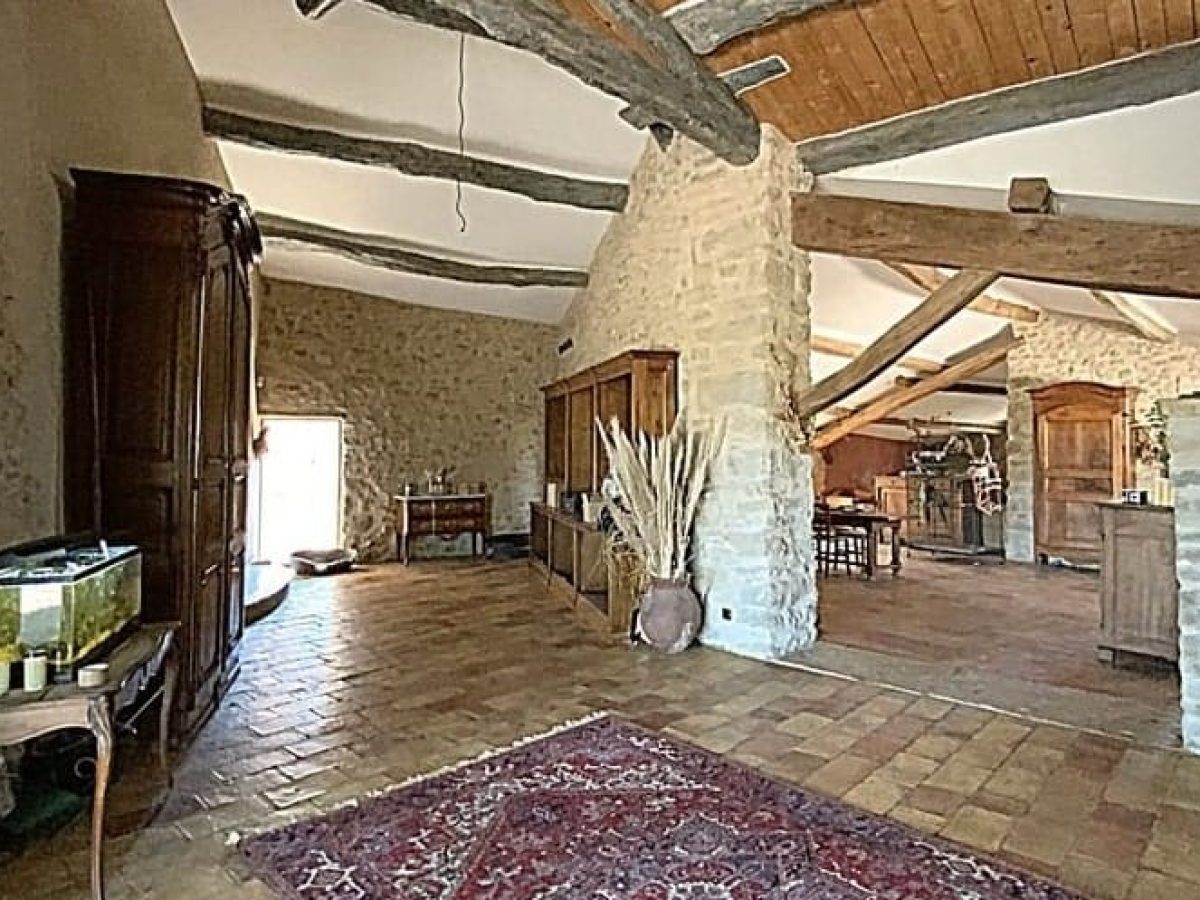 À vendre – Ferme provençale de 500 m² sur un terrain de 65 hectares à Forcalquier – Alpes-de-Haute-Provence (04)