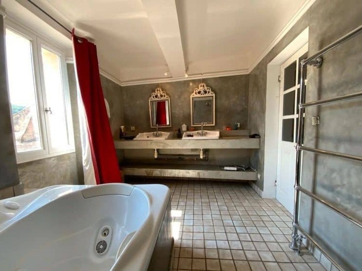 À vendre – Ferme provençale de 500 m² sur un terrain de 65 hectares à Forcalquier – Alpes-de-Haute-Provence (04)