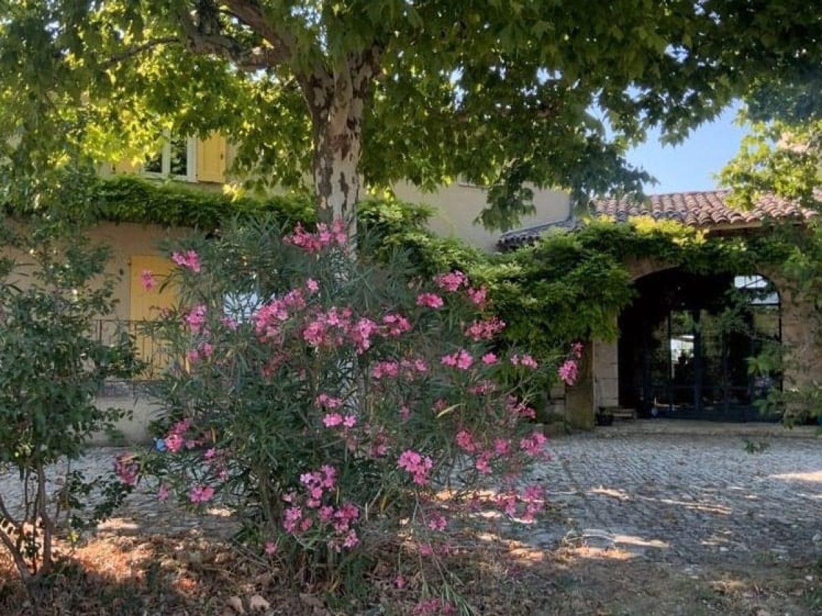 À vendre – Ferme provençale de 500 m² sur un terrain de 65 hectares à Forcalquier – Alpes-de-Haute-Provence (04)