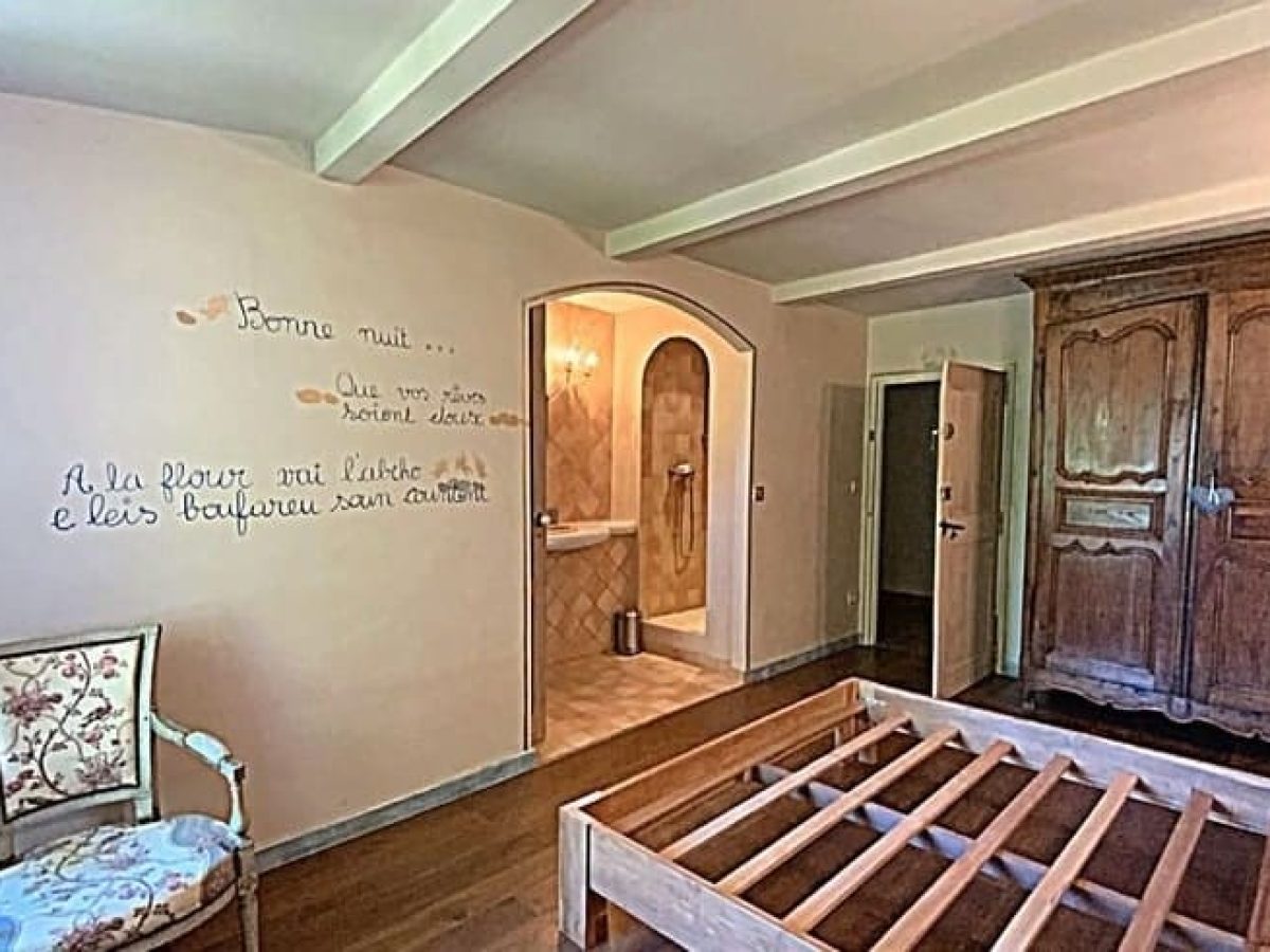 À vendre – Ferme provençale de 500 m² sur un terrain de 65 hectares à Forcalquier – Alpes-de-Haute-Provence (04)