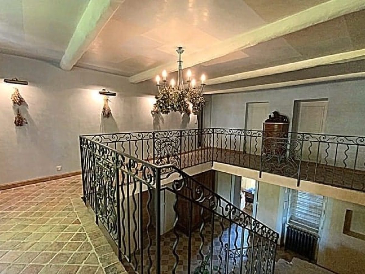 À vendre – Ferme provençale de 500 m² sur un terrain de 65 hectares à Forcalquier – Alpes-de-Haute-Provence (04)