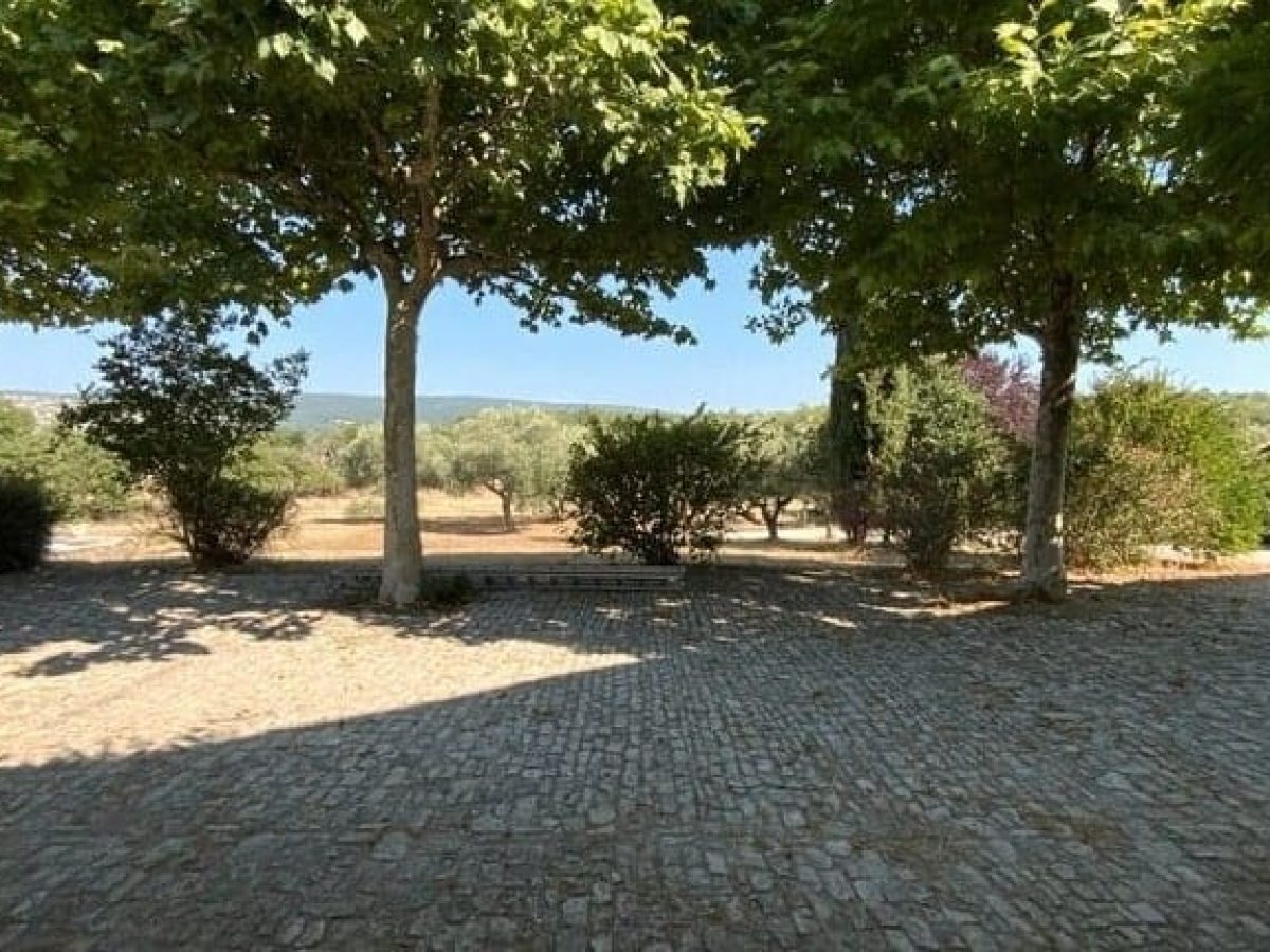 À vendre – Ferme provençale de 500 m² sur un terrain de 65 hectares à Forcalquier – Alpes-de-Haute-Provence (04)