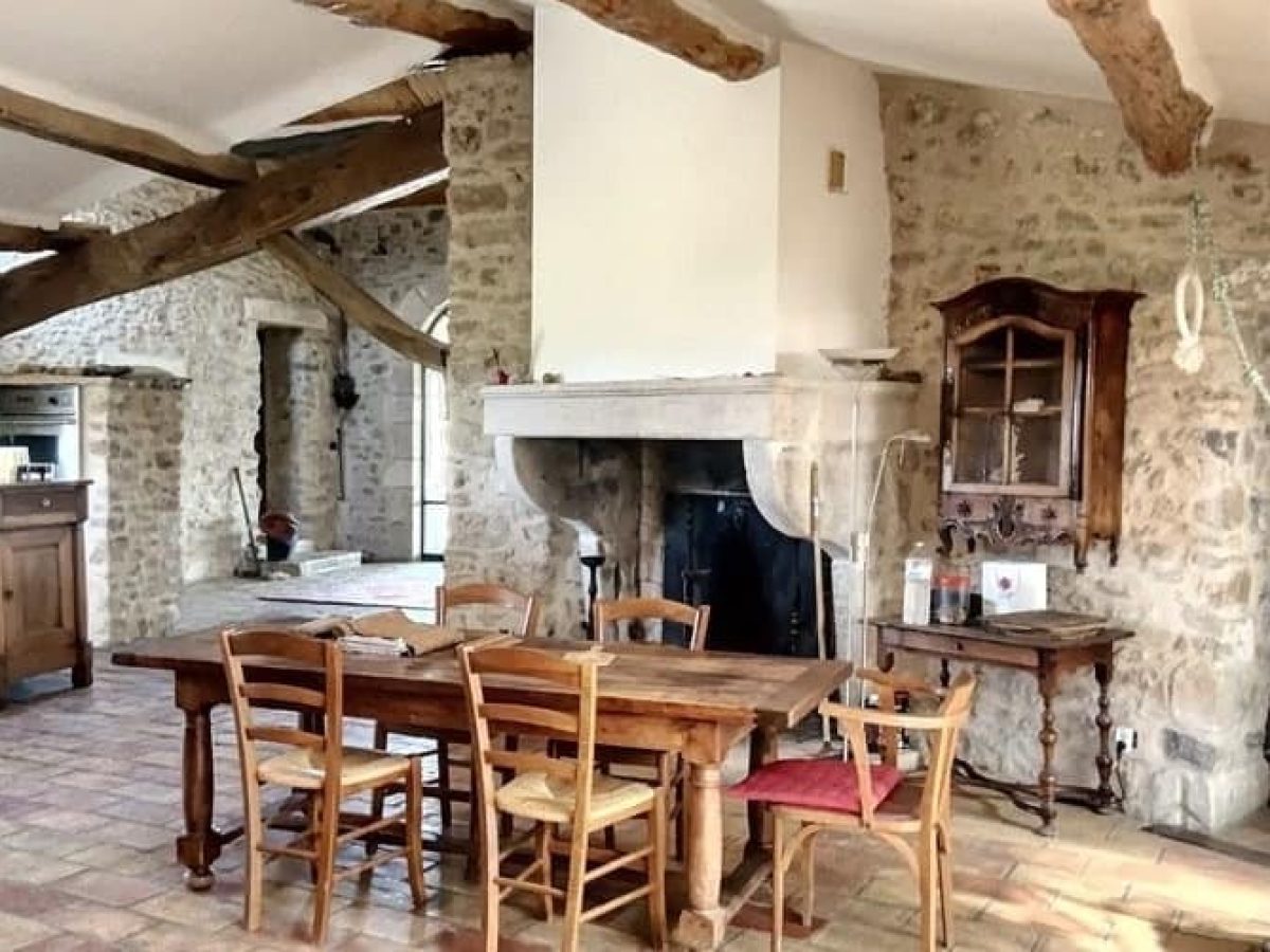 À vendre – Ferme provençale de 500 m² sur un terrain de 65 hectares à Forcalquier – Alpes-de-Haute-Provence (04)