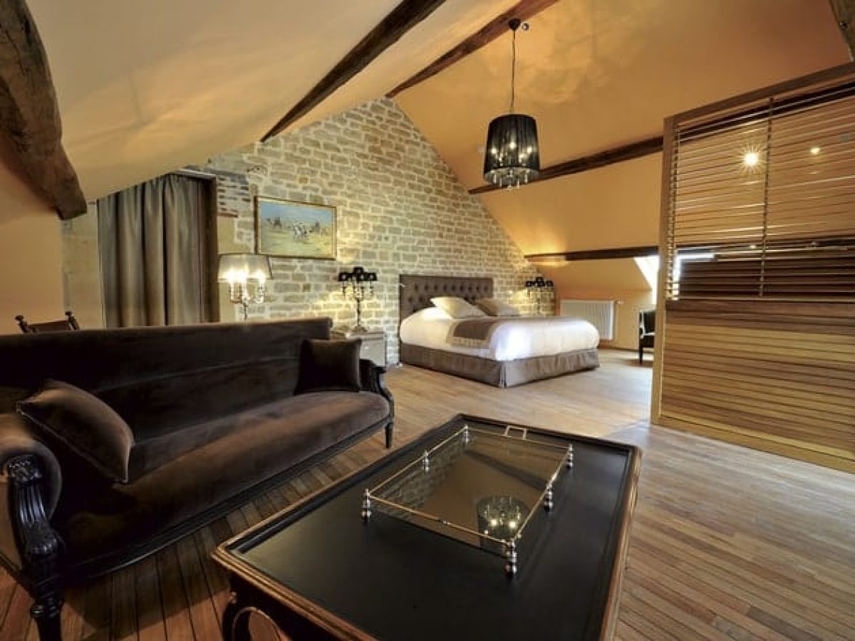 À vendre – Château du XVIIe siècle de 34 chambres à Donchery - Ardennes (08)