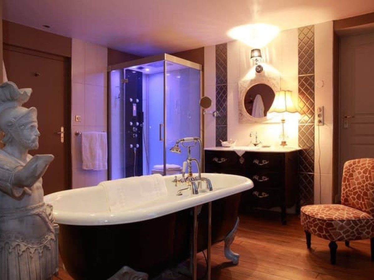 À vendre – Château du XVIIe siècle de 34 chambres à Donchery - Ardennes (08)