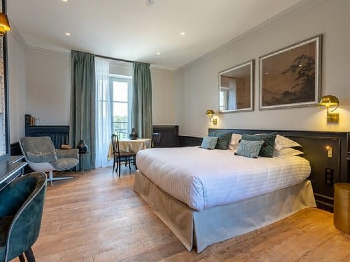 À vendre – Château du XVIIe siècle de 34 chambres à Donchery - Ardennes (08)