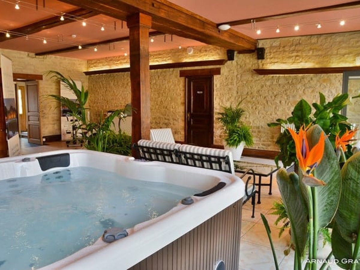 À vendre – Château du XVIIe siècle de 34 chambres à Donchery - Ardennes (08)