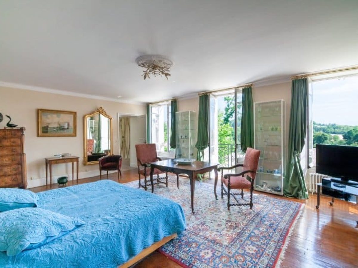 À vendre – Château de 17 pièces à Châteauvillain – Haute-Marne (52)