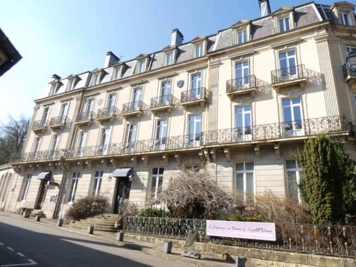 À vendre – Ancien Hôtel du XIXe siècle de 20 chambres à rénover à Plombières-les-Bains – Vosges (88)