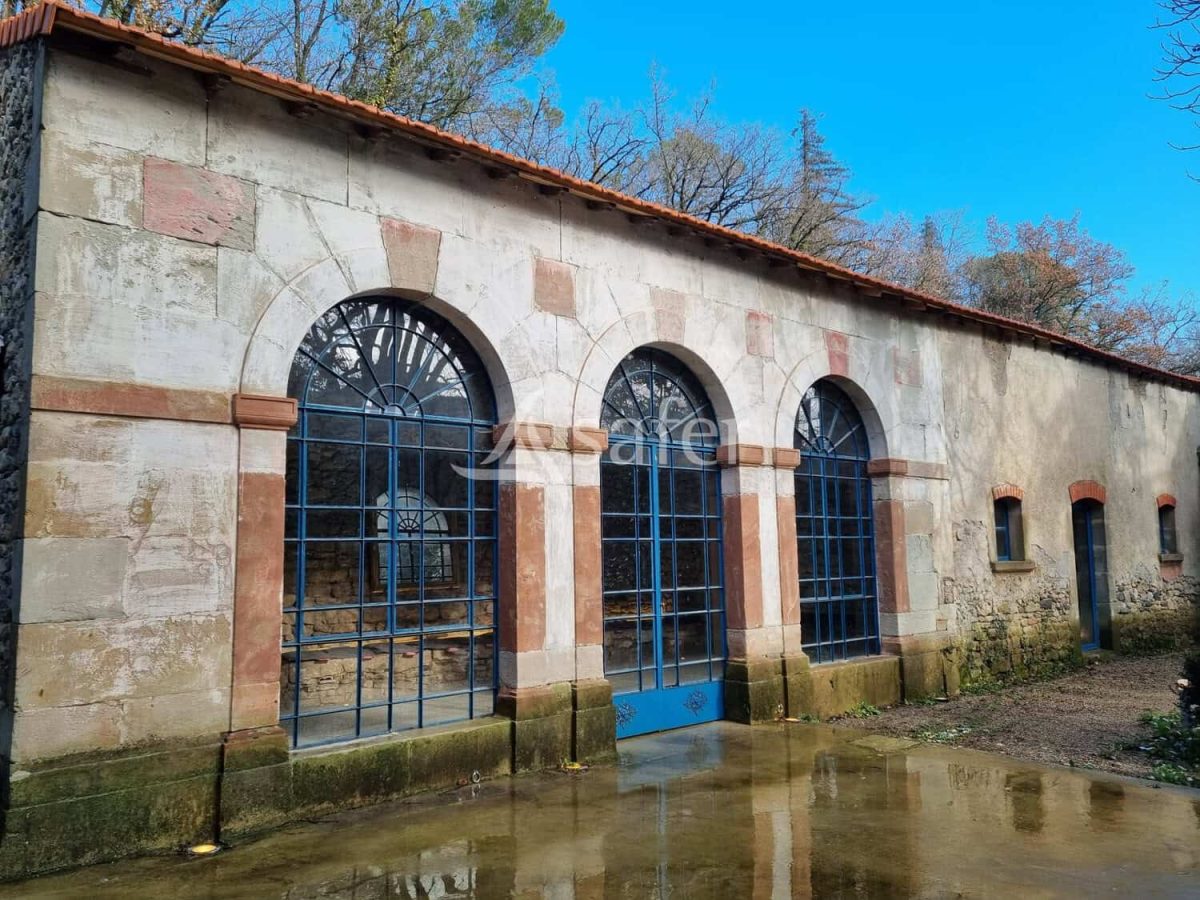 À vendre – Ancien Moulin du XIIIᵉ siècle sur 12 ha près de Montpellier – Hérault (34)