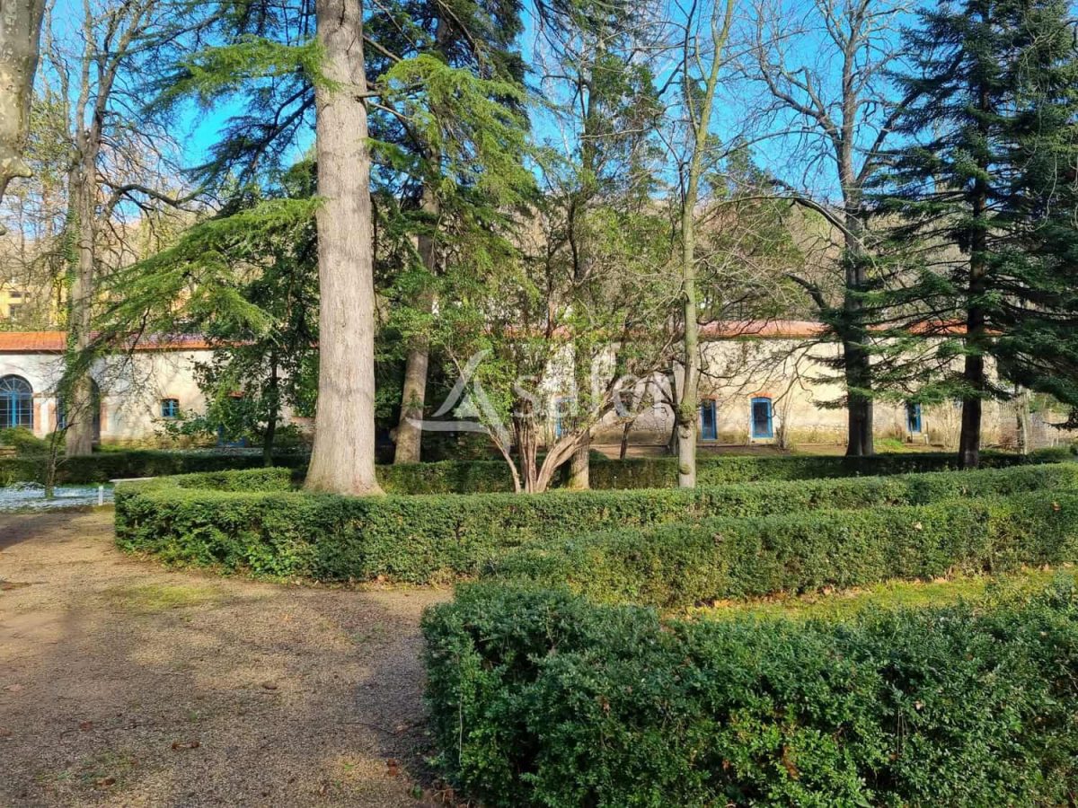 À vendre – Ancien Moulin du XIIIᵉ siècle sur 12 ha près de Montpellier – Hérault (34)