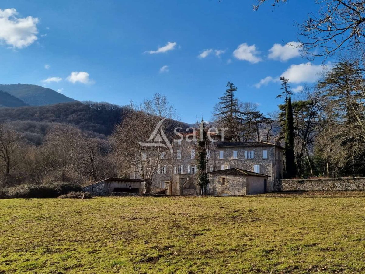 À vendre – Ancien Moulin du XIIIᵉ siècle sur 12 ha près de Montpellier – Hérault (34)