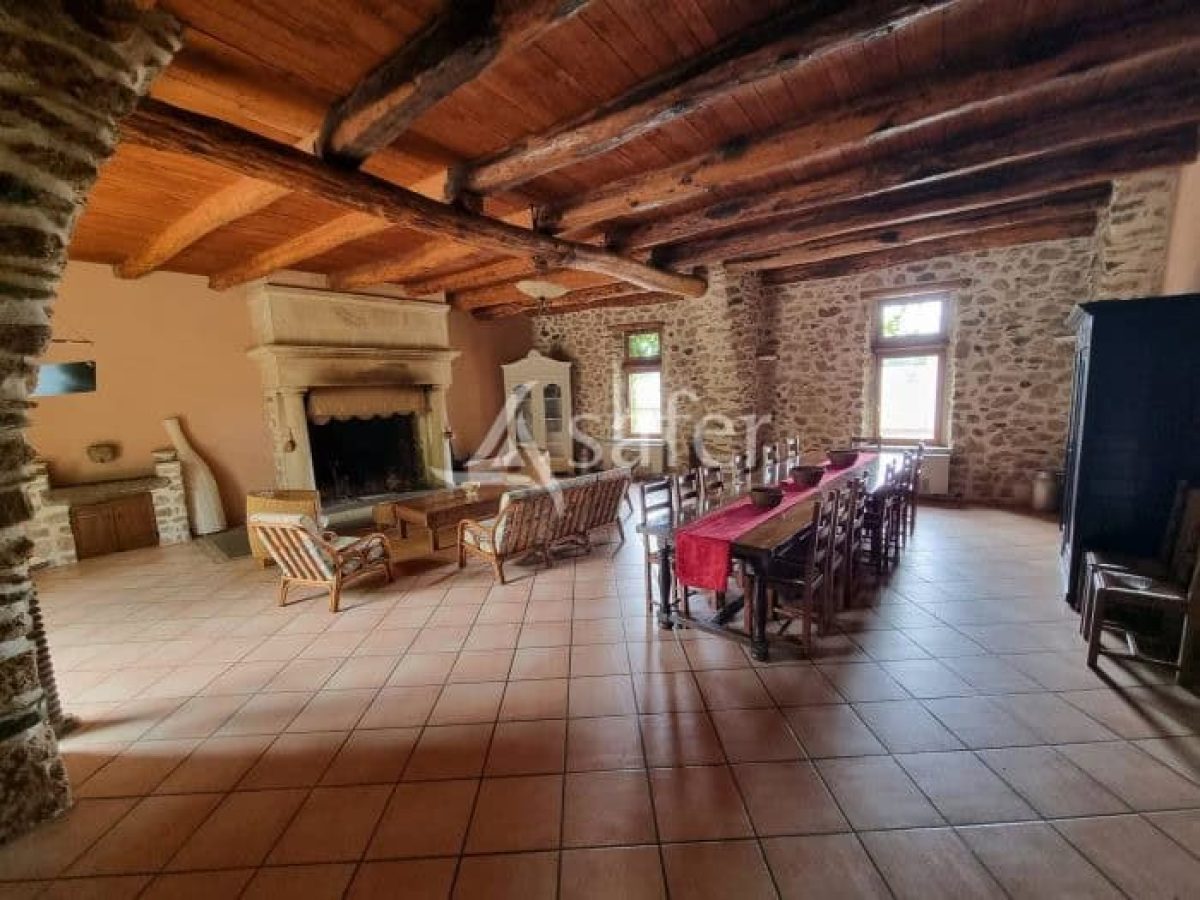 À vendre – Corps de ferme avec gîte rénové à Castanet-le-Haut – Hérault (34)