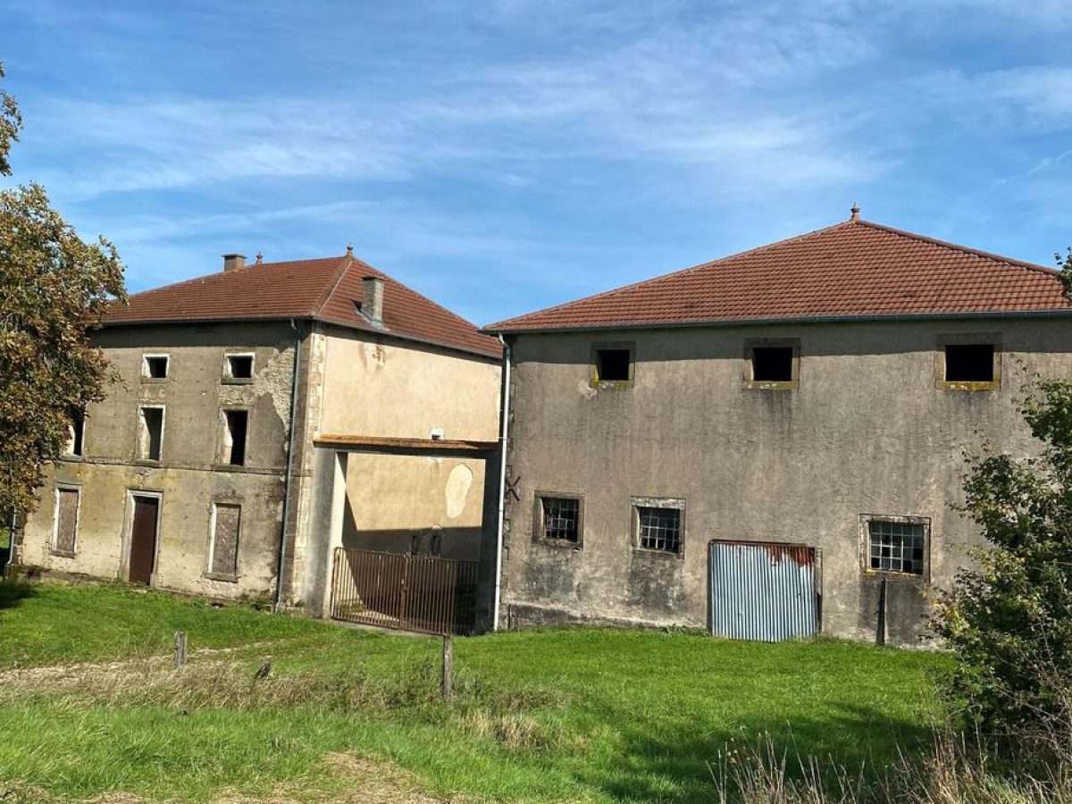 À vendre - Ancien corps de ferme du XVIIIe siècle de 4 500 m² à reconvertir en hébergement touristique à Vittel - Vosges (88)