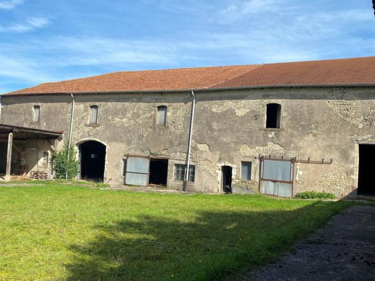 À vendre - Ancien corps de ferme du XVIIIe siècle de 4 500 m² à reconvertir en hébergement touristique à Vittel - Vosges (88)