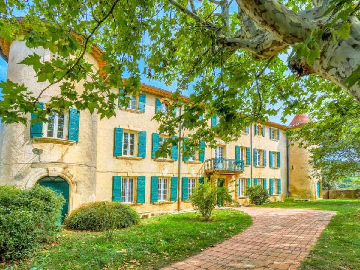 À vendre – Château du XVIIᵉ siècle de 22 pièces à Rustrel – Vaucluse (84)