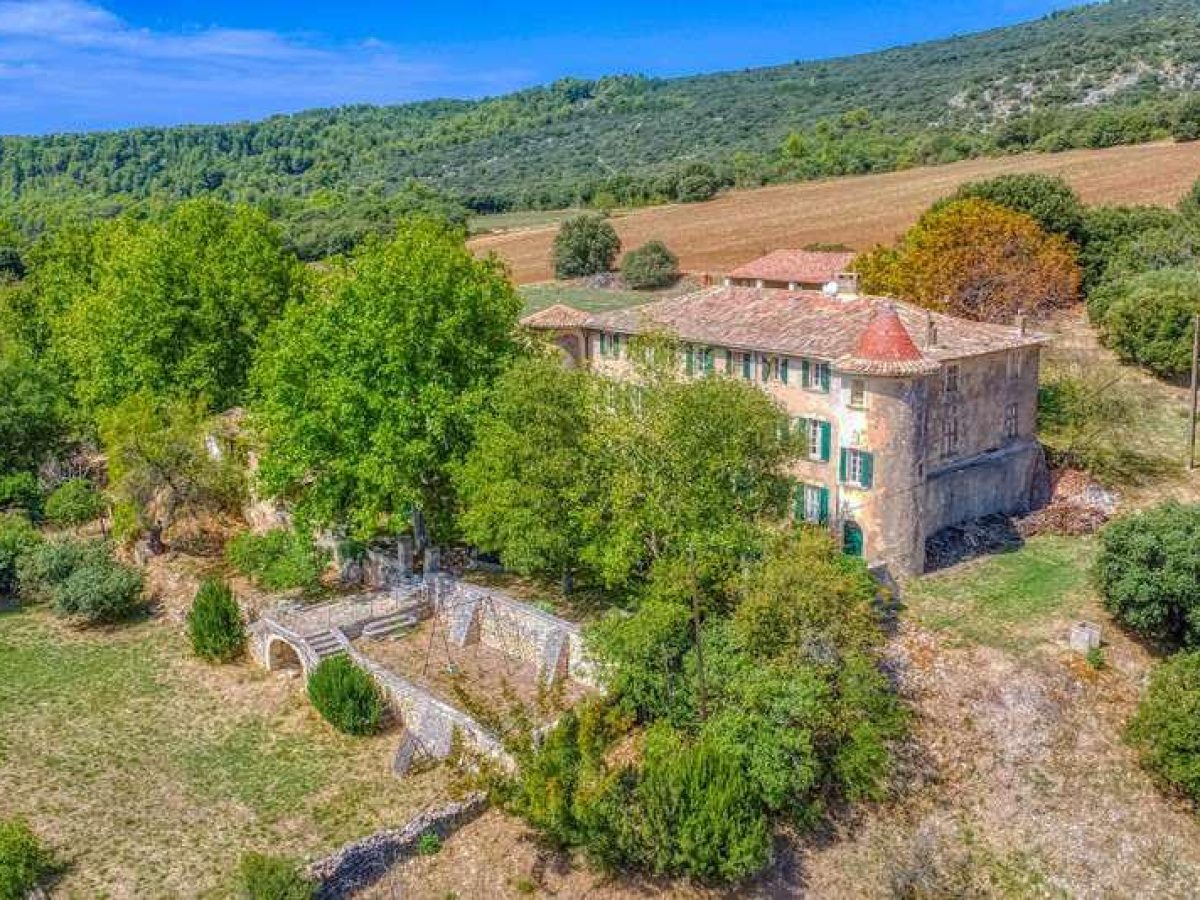À vendre – Château du XVIIᵉ siècle de 22 pièces à Rustrel – Vaucluse (84)