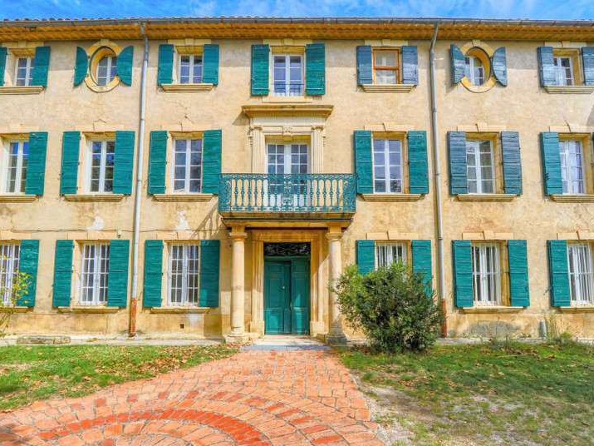 À vendre – Château du XVIIᵉ siècle de 22 pièces à Rustrel – Vaucluse (84)