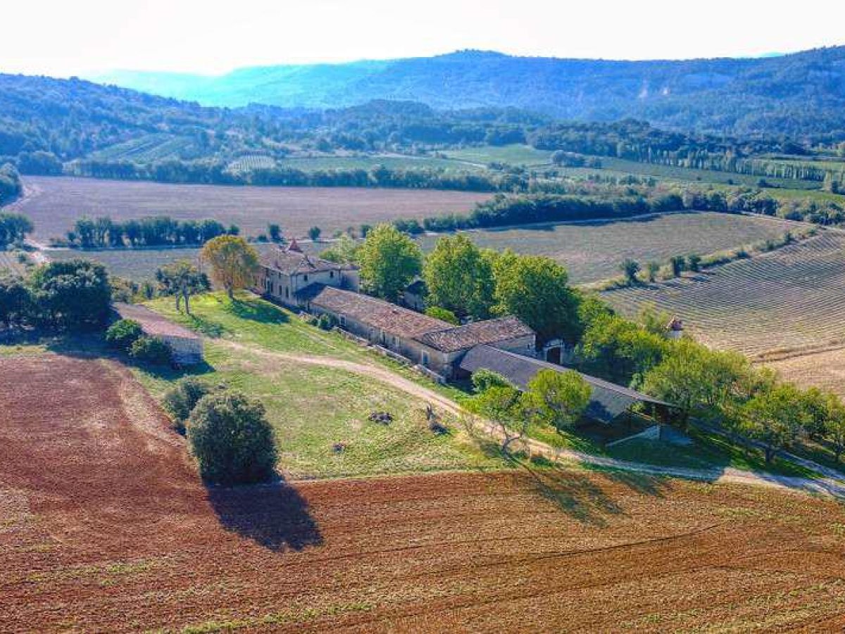 À vendre – Château du XVIIᵉ siècle de 22 pièces à Rustrel – Vaucluse (84)