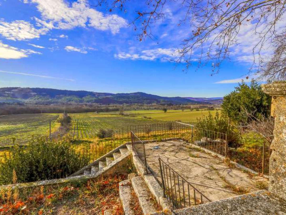 À vendre – Château du XVIIᵉ siècle de 22 pièces à Rustrel – Vaucluse (84)