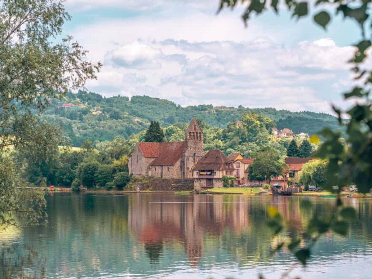 Village Vacances de 40 bungalows et 25 pavillons sur une île au cœur de la nature
