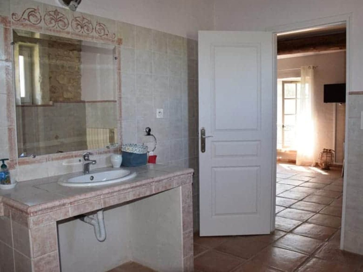 a-vendre-hotel-a-arles-dans-les-bouches-du-rhone-5
