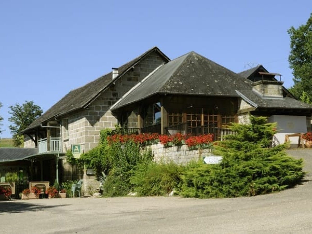 domaine-avec-restaurant-et-piscine-exterieur-a-vendre-en-correze-proche-de-brive-la-gaillarde-en-nouvelle-aquitaine-5