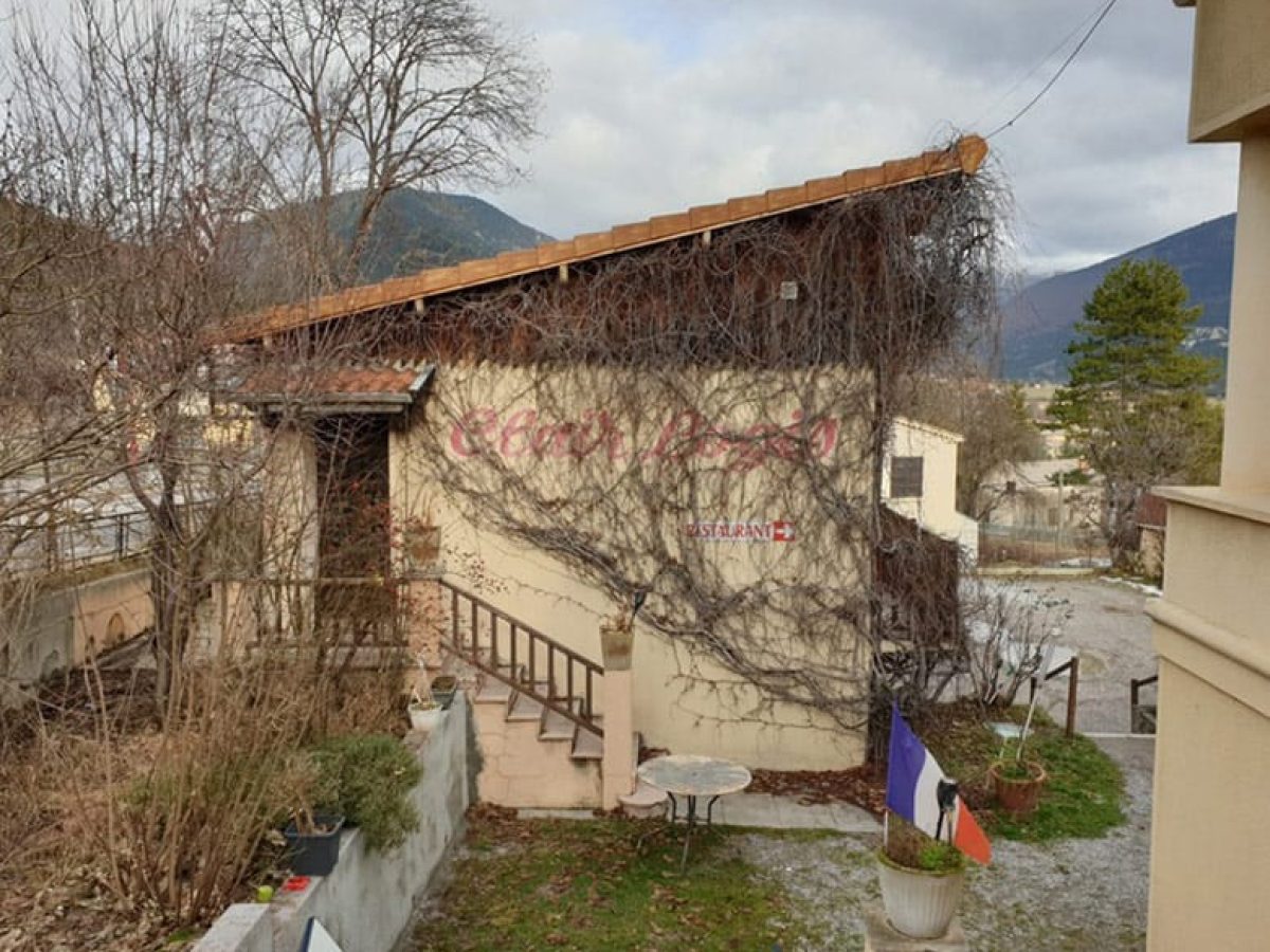 gite-a-vendre-de-12-chambres-proche-dignes-les-bains-dans-les-alpes-de-haute-provence-13