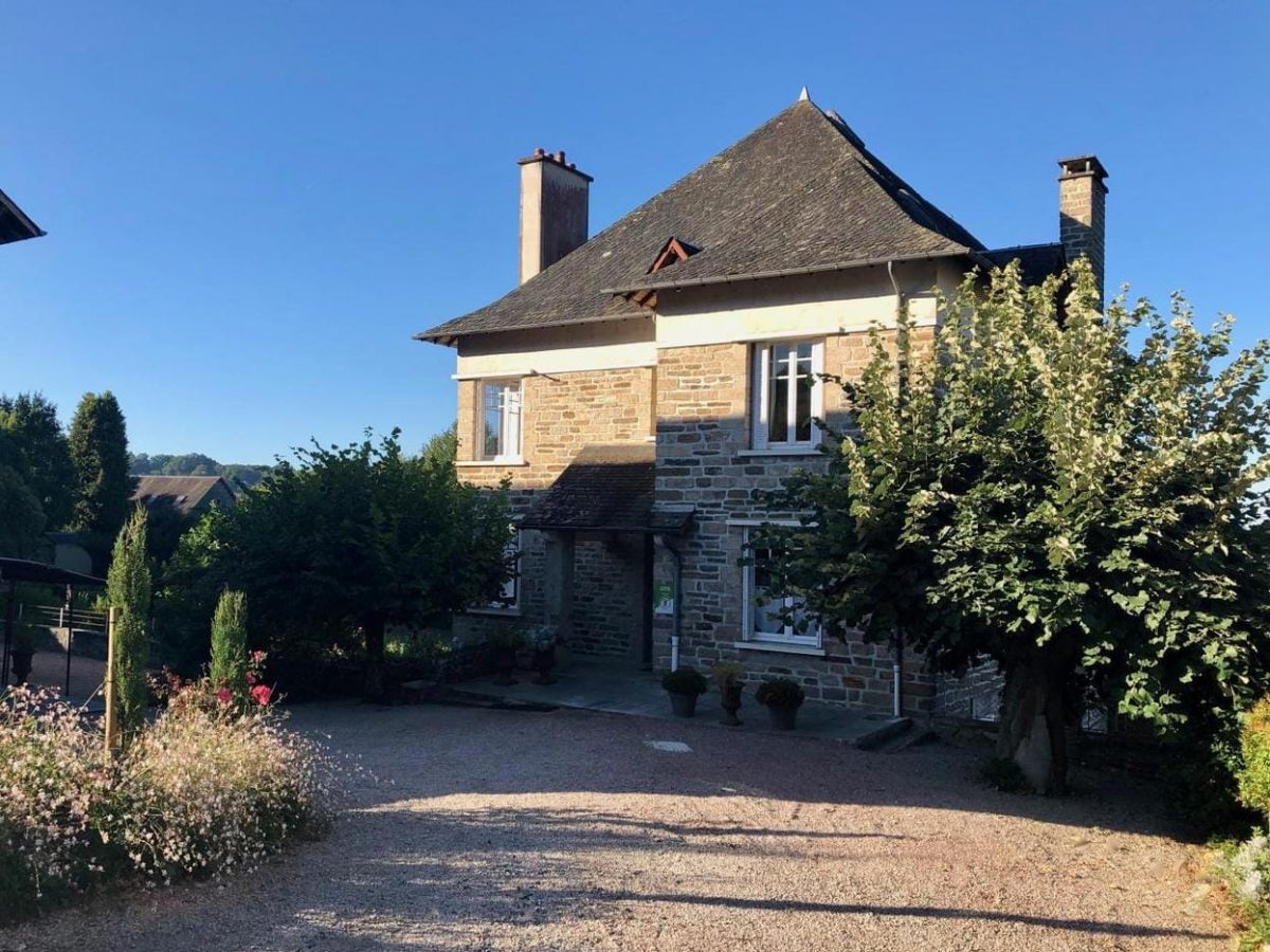 gite-avec-piscine-exterieur-a-vendre-a-uzerche-correze-1