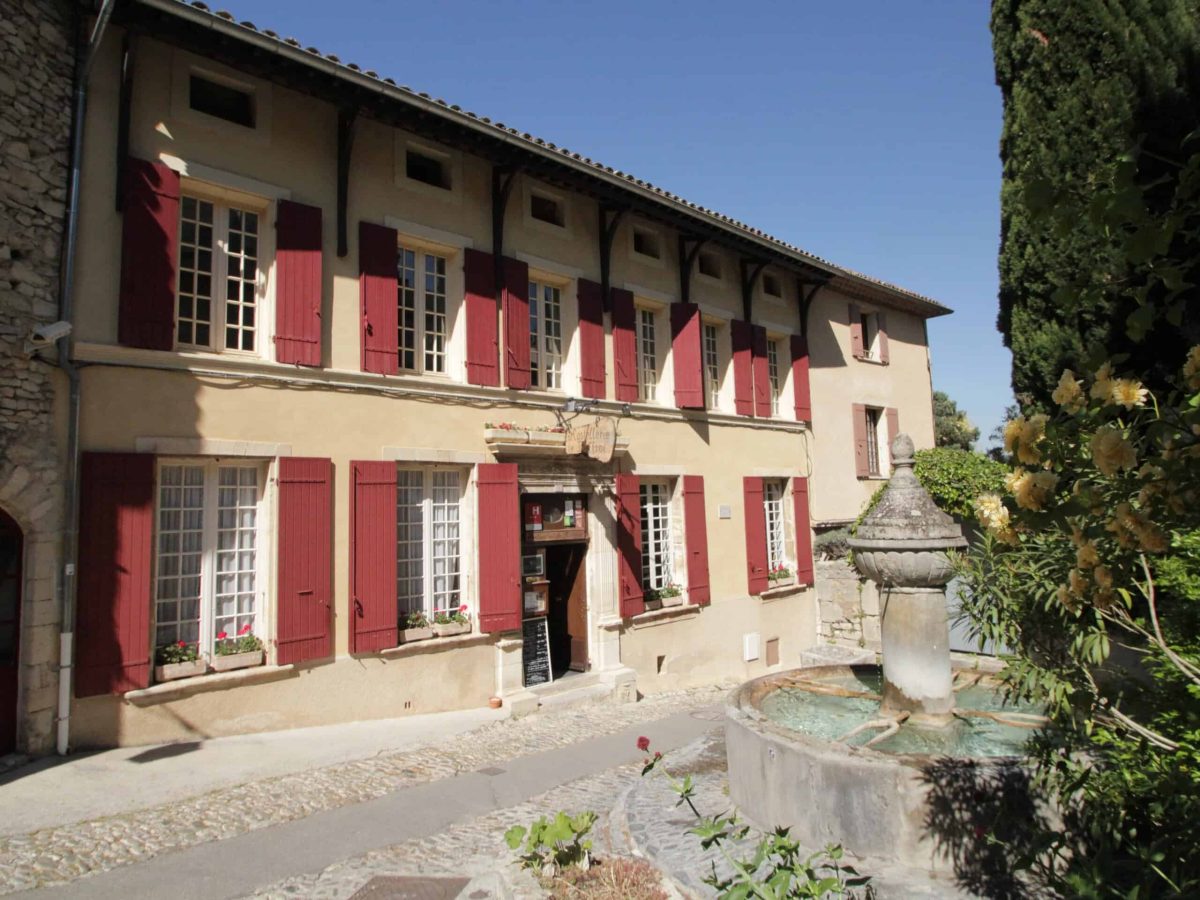 hotel-restaurant-3-etoiles-a-vendre-dans-le-vaucluse-1