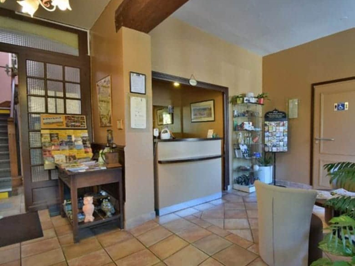 hotel-restaurant-de-11-chambres-100-couverts-a-vendre-a-le-bugue-dans-la-dordogne-15