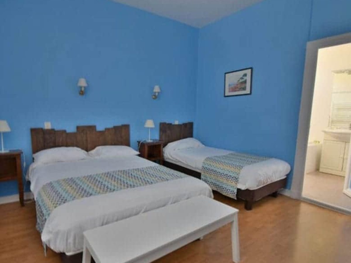 hotel-restaurant-de-11-chambres-100-couverts-a-vendre-a-le-bugue-dans-la-dordogne-3