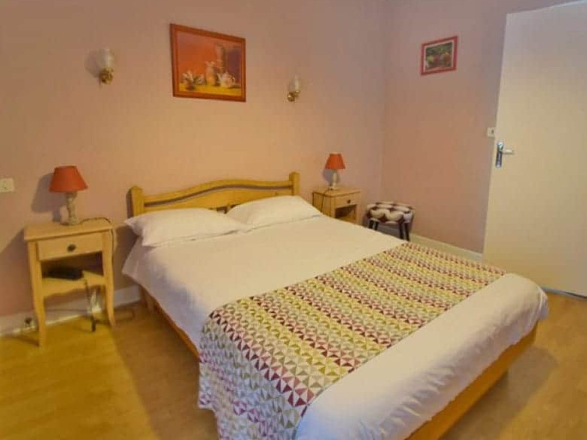 hotel-restaurant-de-11-chambres-100-couverts-a-vendre-a-le-bugue-dans-la-dordogne-9