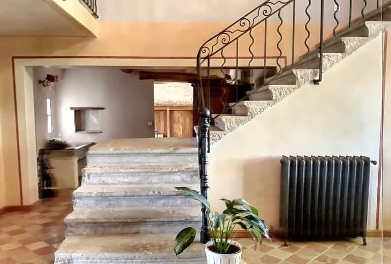 À vendre – Ferme provençale de 500 m² sur un terrain de 65 hectares à Forcalquier – Alpes-de-Haute-Provence (04)