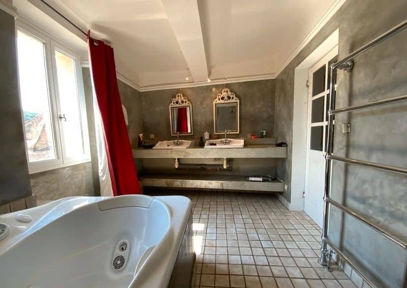 À vendre – Ferme provençale de 500 m² sur un terrain de 65 hectares à Forcalquier – Alpes-de-Haute-Provence (04)