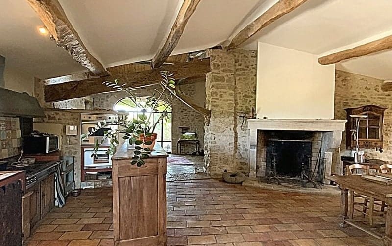 À vendre – Ferme provençale de 500 m² sur un terrain de 65 hectares à Forcalquier – Alpes-de-Haute-Provence (04)