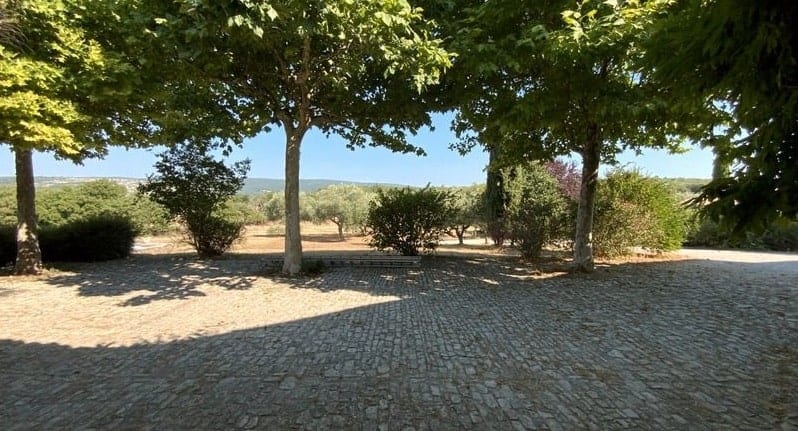 À vendre – Ferme provençale de 500 m² sur un terrain de 65 hectares à Forcalquier – Alpes-de-Haute-Provence (04)