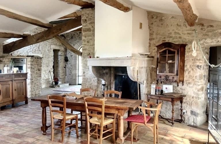 À vendre – Ferme provençale de 500 m² sur un terrain de 65 hectares à Forcalquier – Alpes-de-Haute-Provence (04)