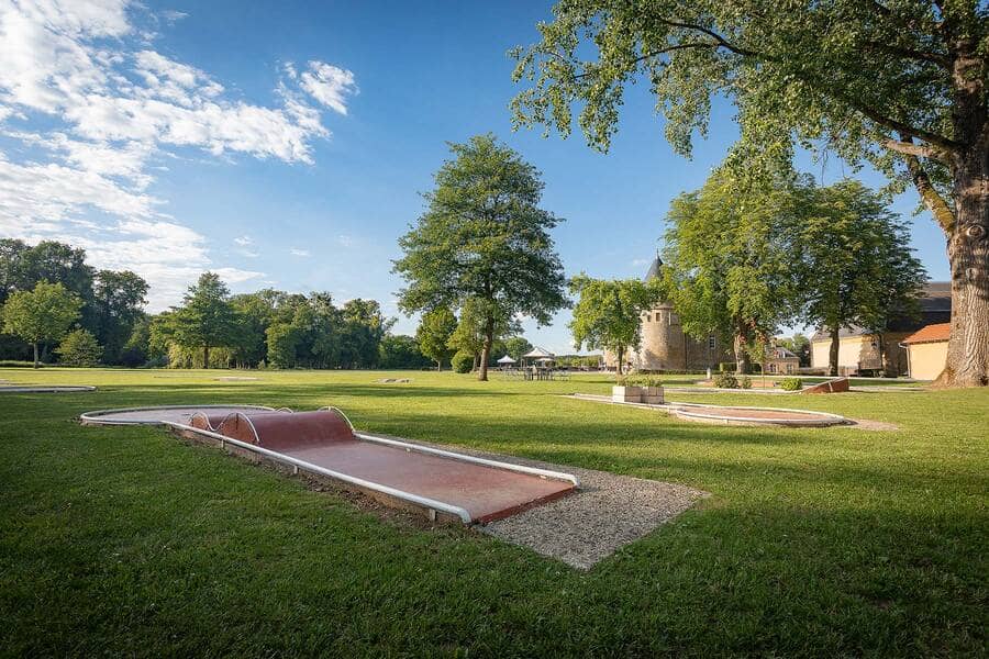 À vendre – Château du XVIIe siècle de 34 chambres à Donchery - Ardennes (08)