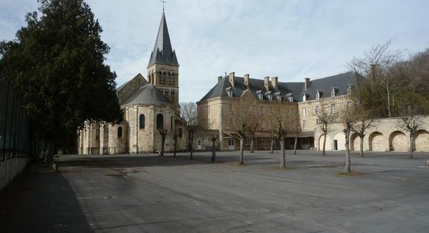 À vendre – Ancien Prieuré de 30 chambres à Châtillon-sur-Marne – Marne (51)