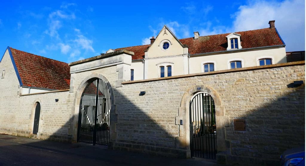 À vendre ou à louer – Ancienne bâtisse à réhabiliter en centre touristique à Les Riceys – Aube (10)