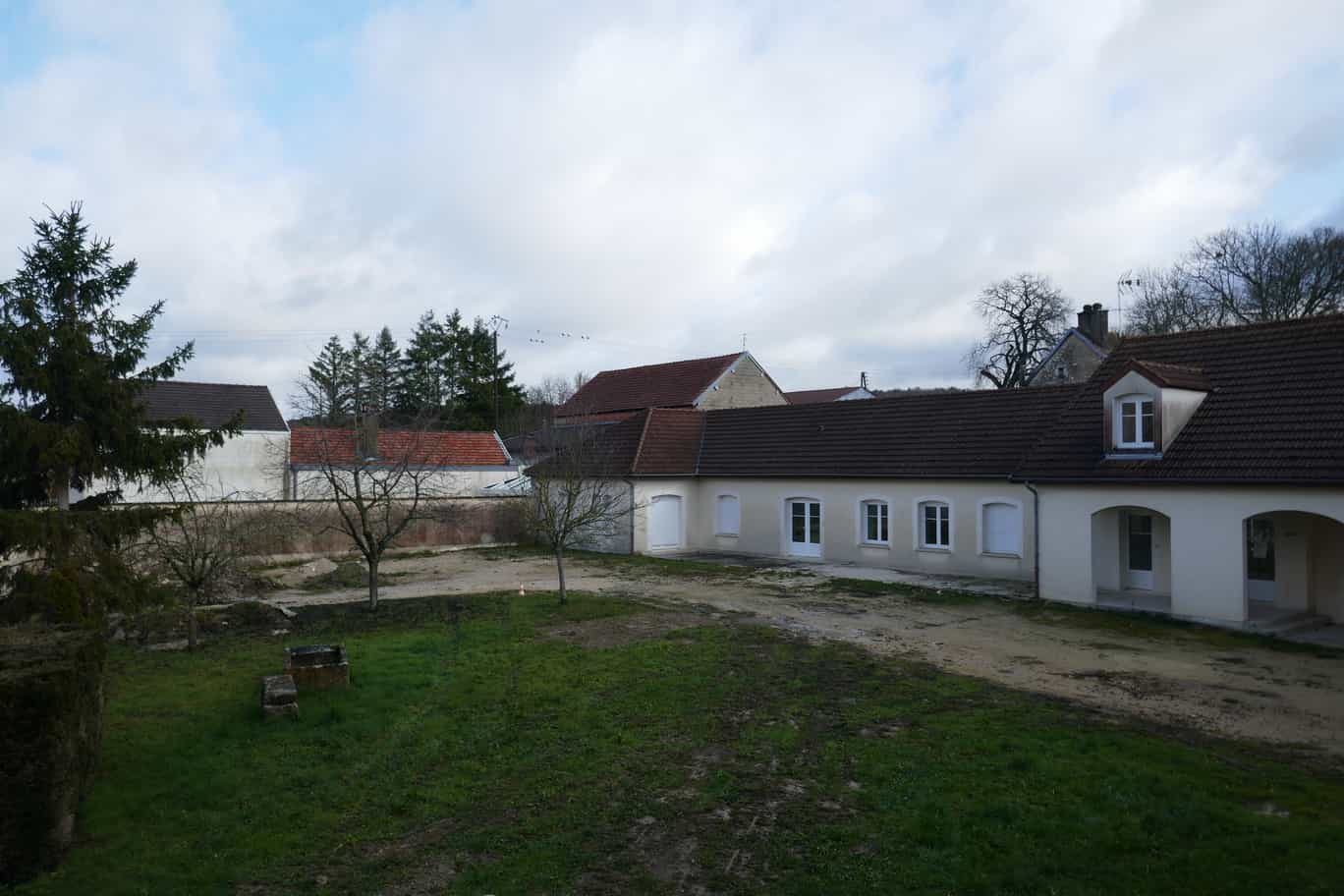 À vendre ou à louer – Ancienne bâtisse à réhabiliter en centre touristique à Les Riceys – Aube (10)