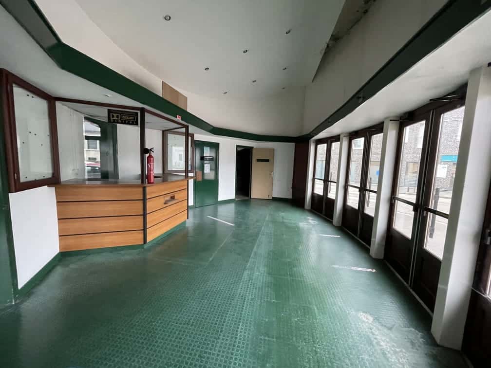 À vendre – Ancien Cinéma de 1 200 m² à Reconvertir en Espace de Loisirs Indoor à Pont-Audemer – Eure (27)