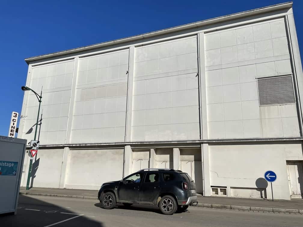 À vendre – Ancien Cinéma de 1 200 m² à Reconvertir en Espace de Loisirs Indoor à Pont-Audemer – Eure (27)