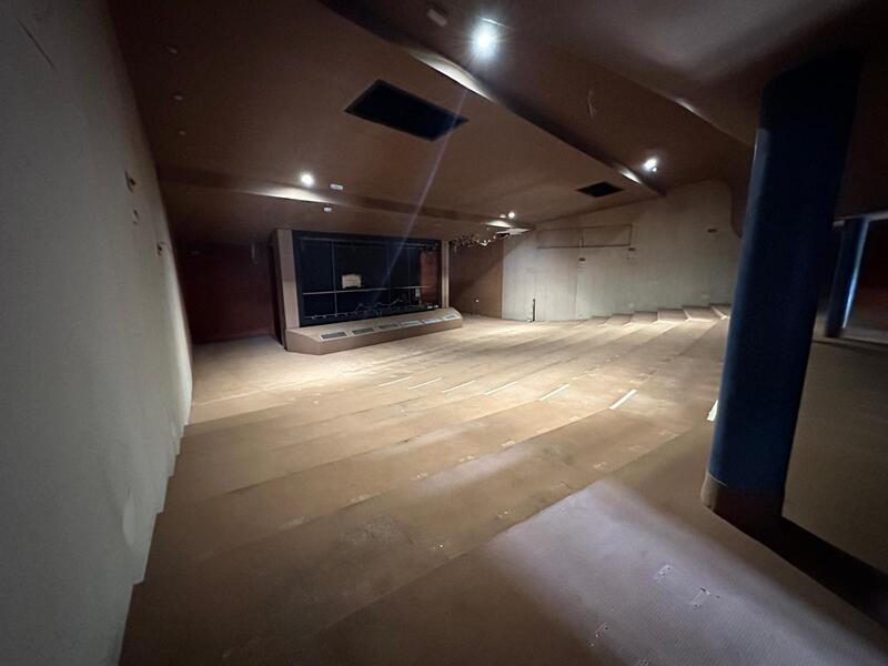 À vendre – Ancien Cinéma de 1 200 m² à Reconvertir en Espace de Loisirs Indoor à Pont-Audemer – Eure (27)