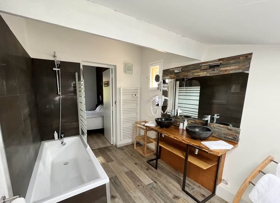 À vendre – Hôtel-Restaurant de 18 chambres et 100 couverts à Mourèze – Hérault (34)
