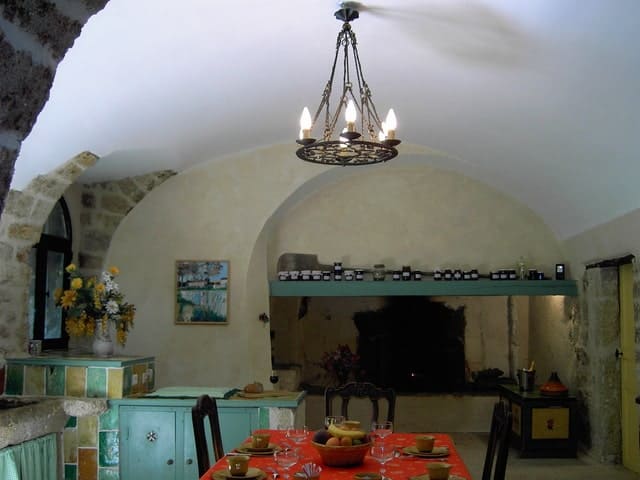 À vendre – Ancienne commanderie templière réhabilitée en chambres d’hôtes à Fabrègues – Hérault (34)