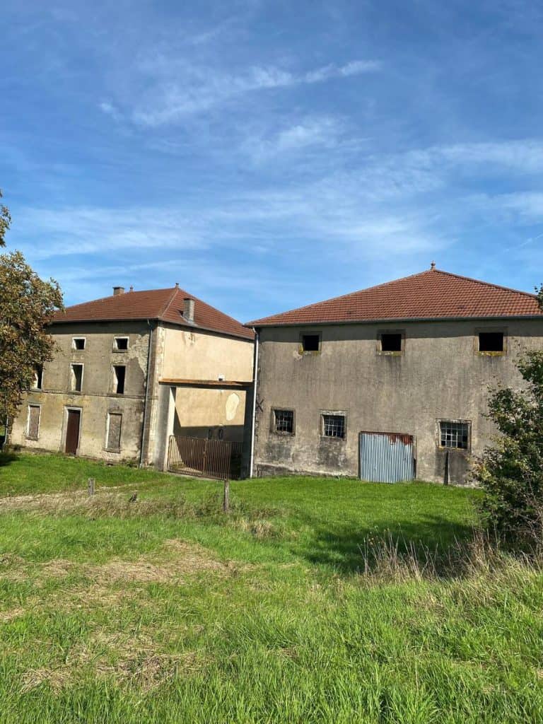 À vendre - Ancien corps de ferme du XVIIIe siècle de 4 500 m² à reconvertir en hébergement touristique à Vittel - Vosges (88)